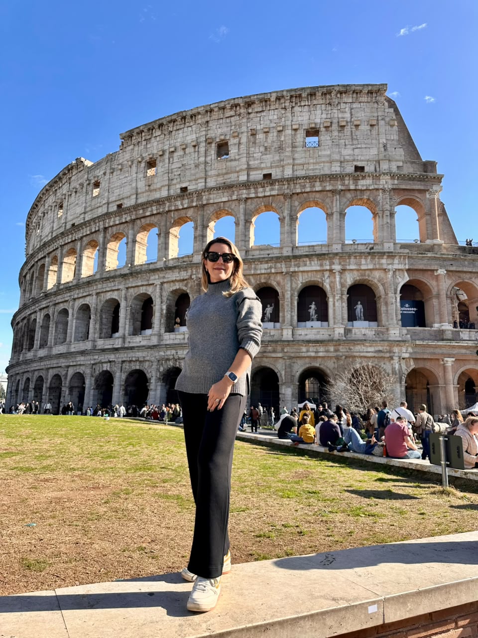 Carolina Andrade em frente ao Coliseu, em Roma