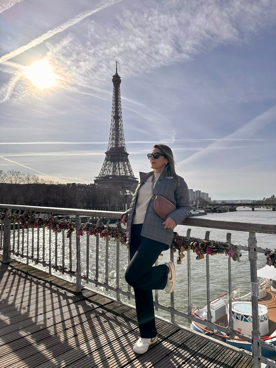 Carolina Andrade em uma ponte com a Torre Eiffel ao fundo, em Paris