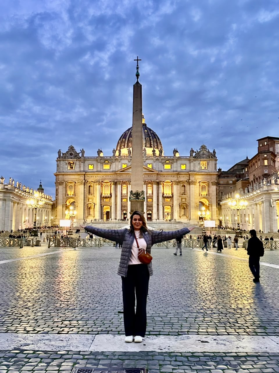 Carolina Andrade na Praça de São Pedro, em Roma, ao anoitecer