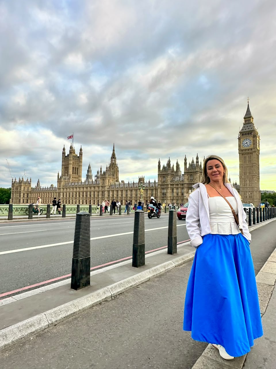 Carolina Andrade na Westminster Bridge com o Big Ben ao fundo, em Londres
