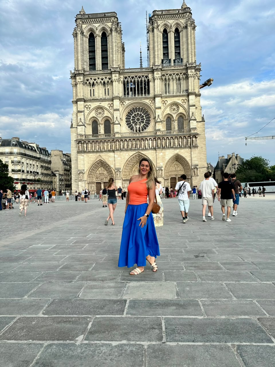Carolina Andrade em frente à Catedral de Notre-Dame, em Paris