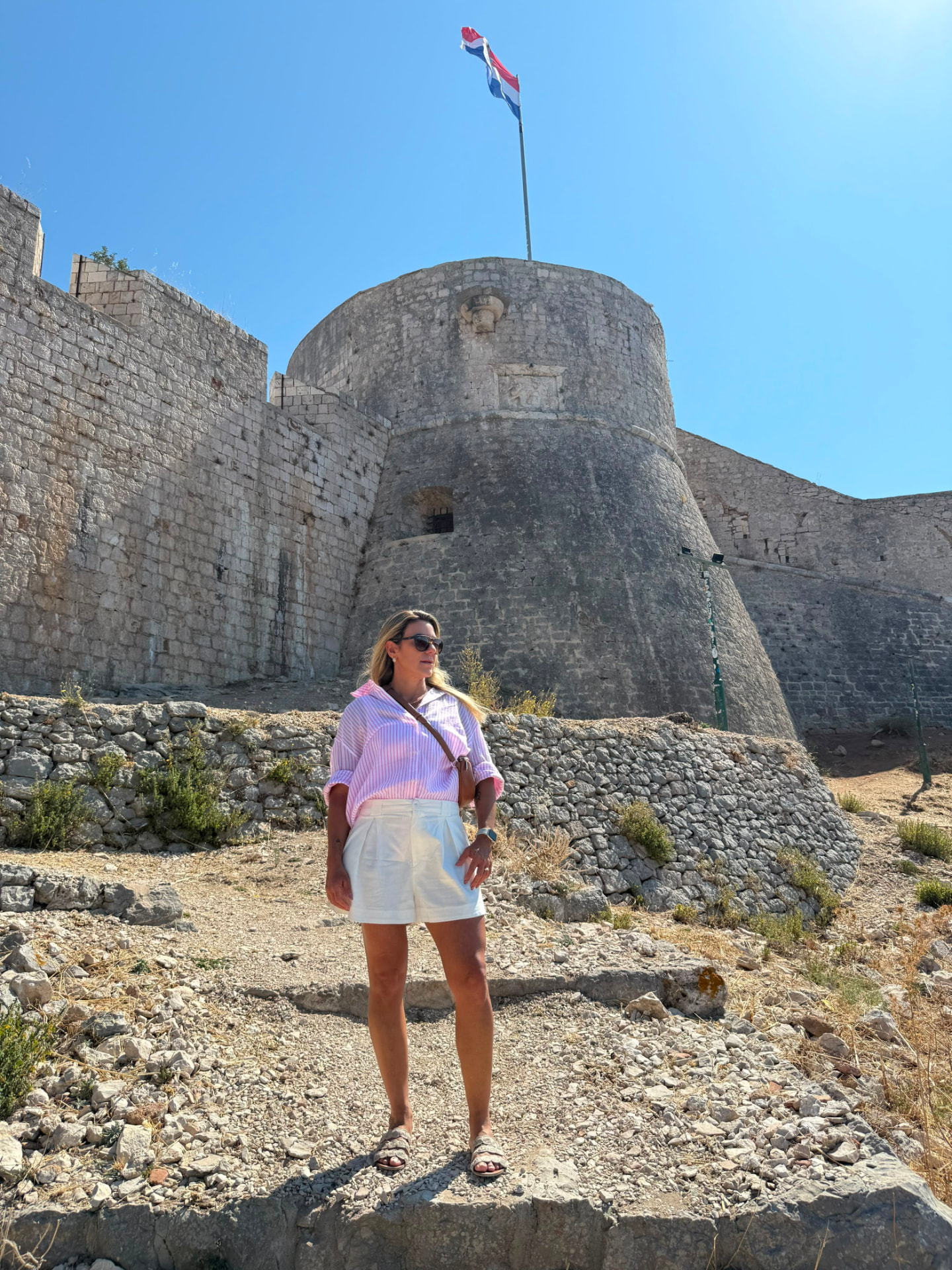 Carolina Andrade em frente à fortaleza de Hvar, na Croácia